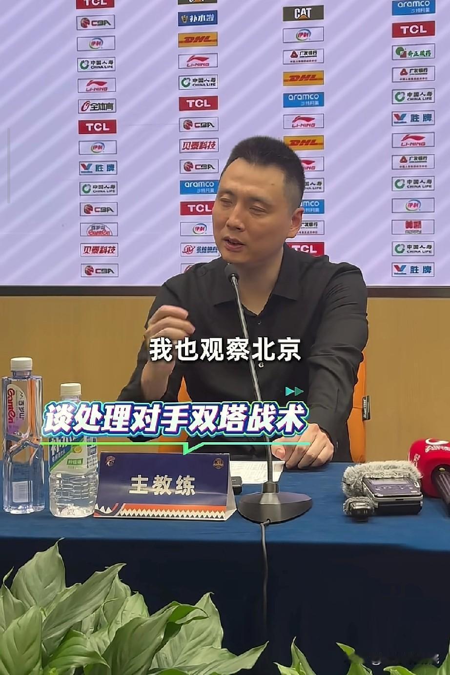 卢伟指导谈最后时刻上弗格的原因！半决赛G1上海队拿下了开门红，最后关键时刻卢