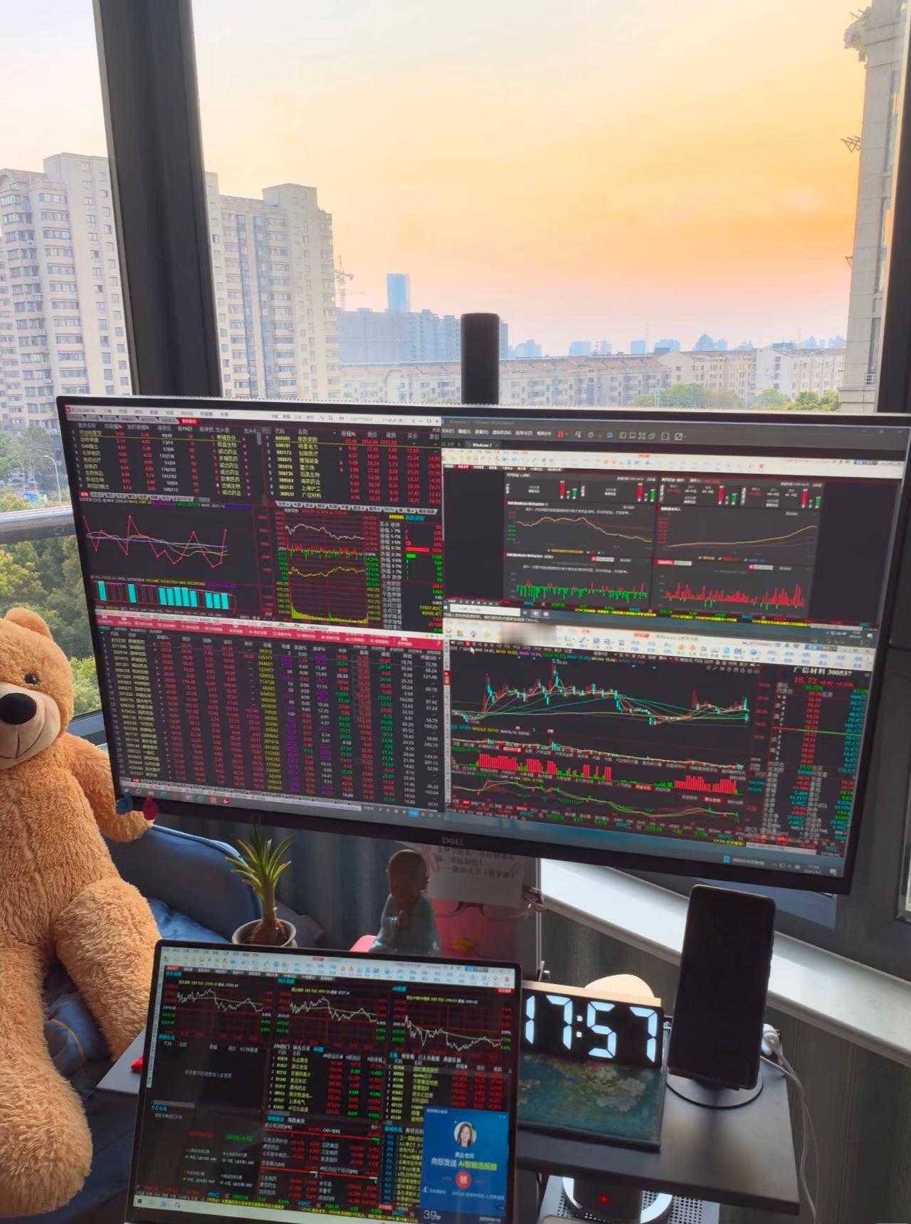 我知道有两口子，俩人都不上班。就靠男的在家倒腾股票挣钱，熟悉的调侃叫他股哥。