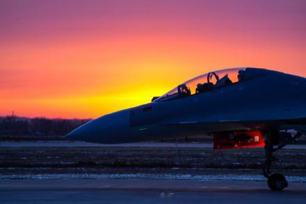 战机划破霞光！北部战区跨昼夜飞行训练震撼画面