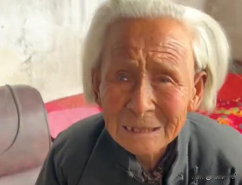 山东90岁大娘，儿女去世十几年，全村一起隐瞒。大娘经常坐门口等儿女回来，是她活下
