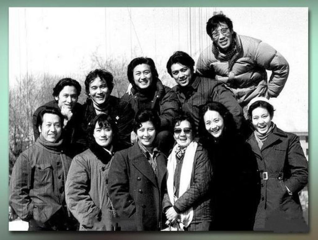 一张老照片：前排我一眼就认出了笑靥如花的潘虹，秀发披肩的顾永菲，戴着墨镜的陈奇，