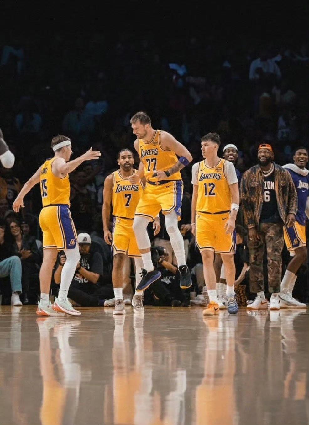 新赛季至今，湖人已经有6名球员至少1次单场得分20+：东契奇，里夫斯，八村塁