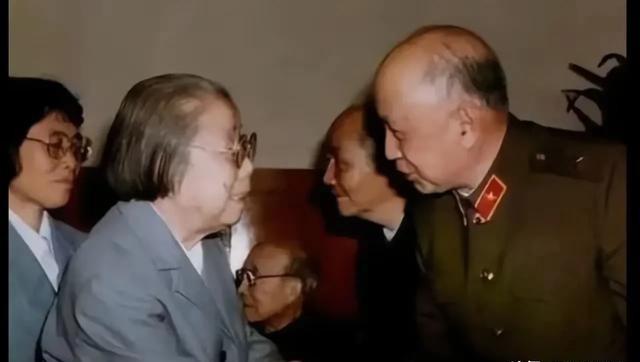 一次宴会上，钱学森站在邓颖超面前，恭敬地喊道：“邓老师，您好！”邓奶奶一听，脸上