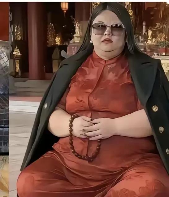 很早以前李湘靠敢说敢秀高调炫富获得了流量和关注，可这也害了她现在，