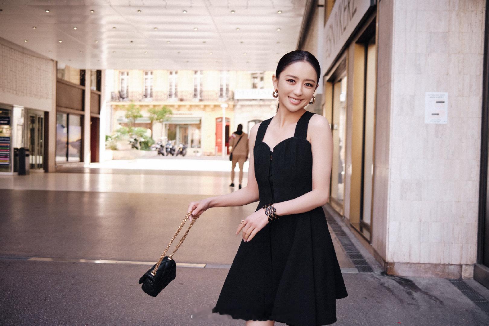 佟丽娅裙摆跳跃摩登时代​