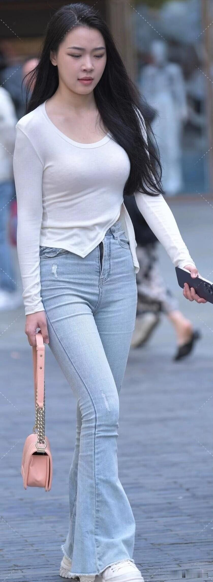 小姐姐的穿搭好清爽！白色开叉上衣+浅蓝喇叭裤，搭粉包包温柔又随性，日常这么穿舒服