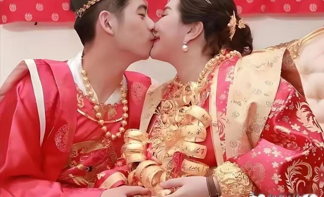 赌王四太嫁女儿，真是把家底都快搬出来了。何超盈身上挂的金镯子，一层一层快堆到胳