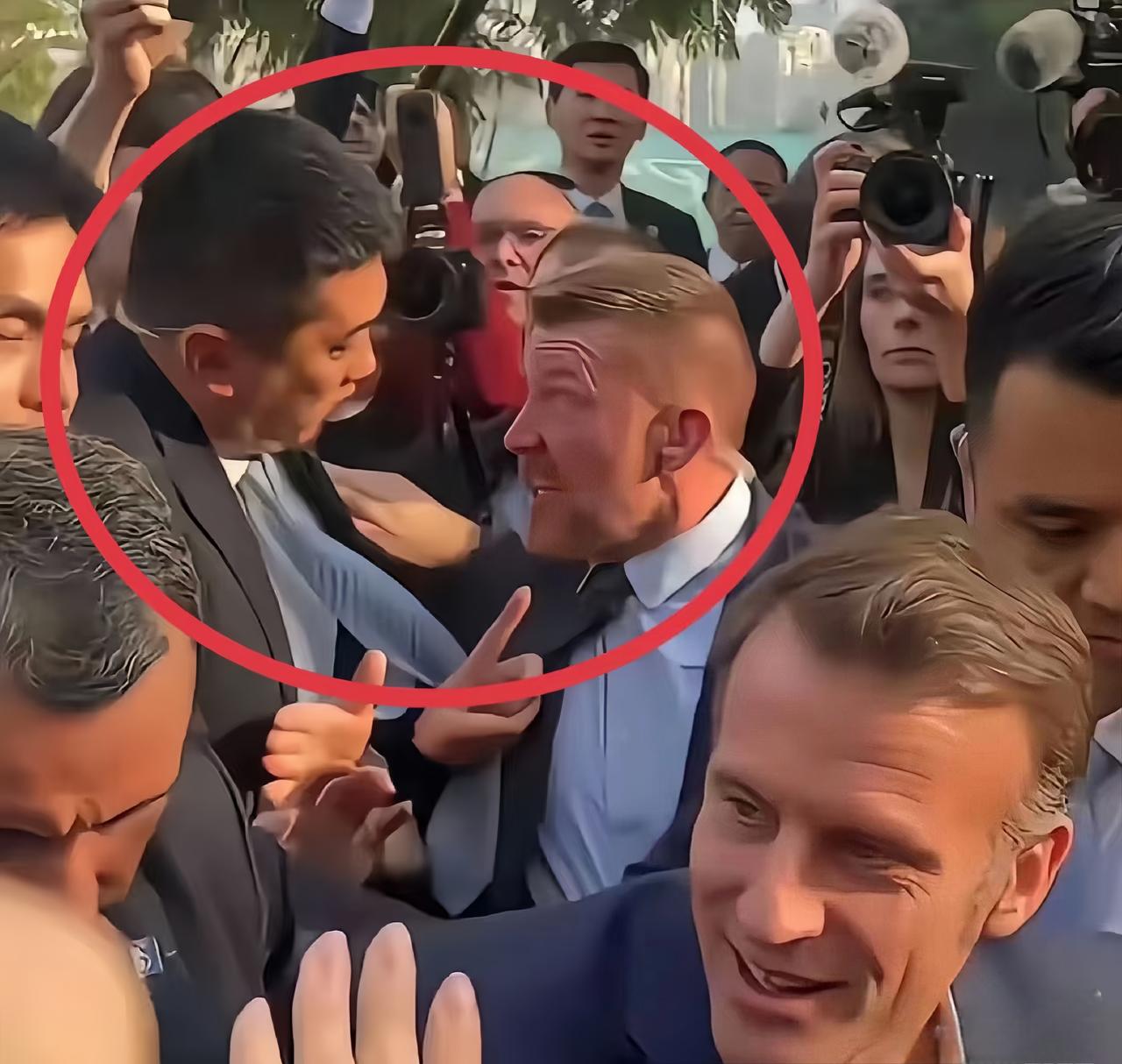 马克龙保镖激动的面红脖子粗，这件事真不能怪他，马克龙之前是真被扇过！当初在