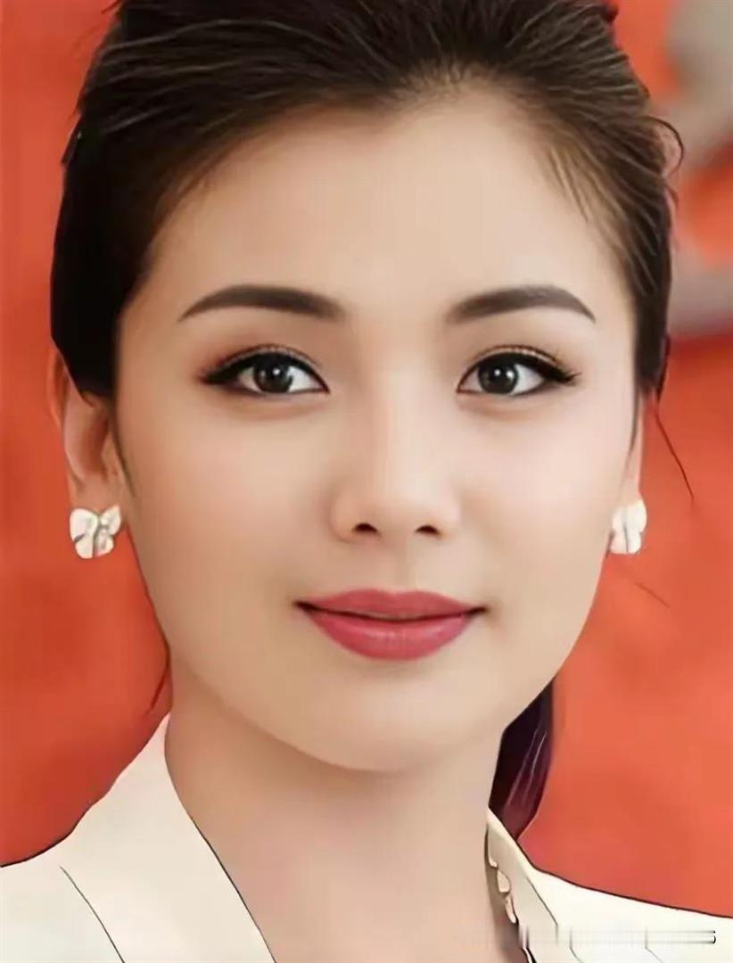 生活里她更是坚韧果敢，历经风雨依旧从容坦荡，自律通透，活成了无数人心中理想的模样