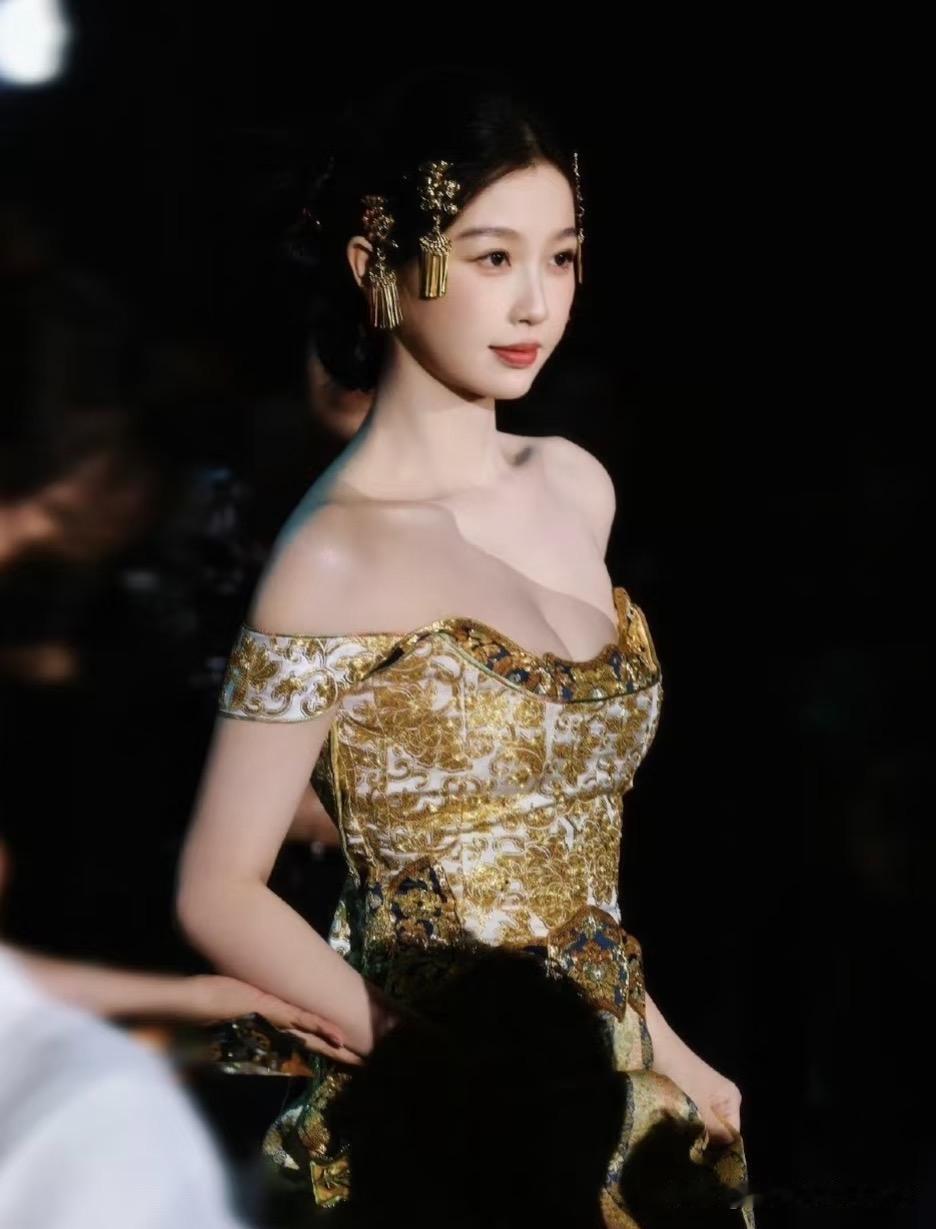 虞书欣甜美公主美图