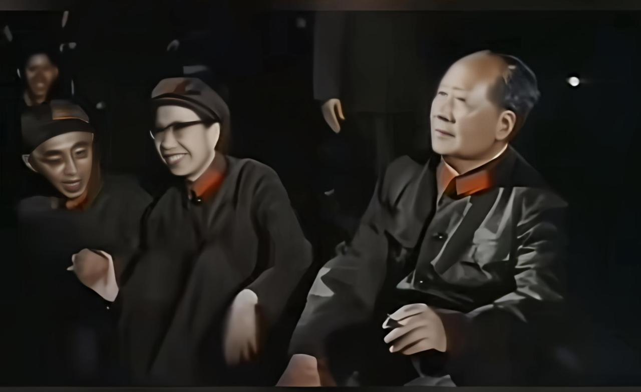 老照片，记录历史瞬间1966年国庆节当晚，毛主席在天安门城楼上突然独自向电梯间走