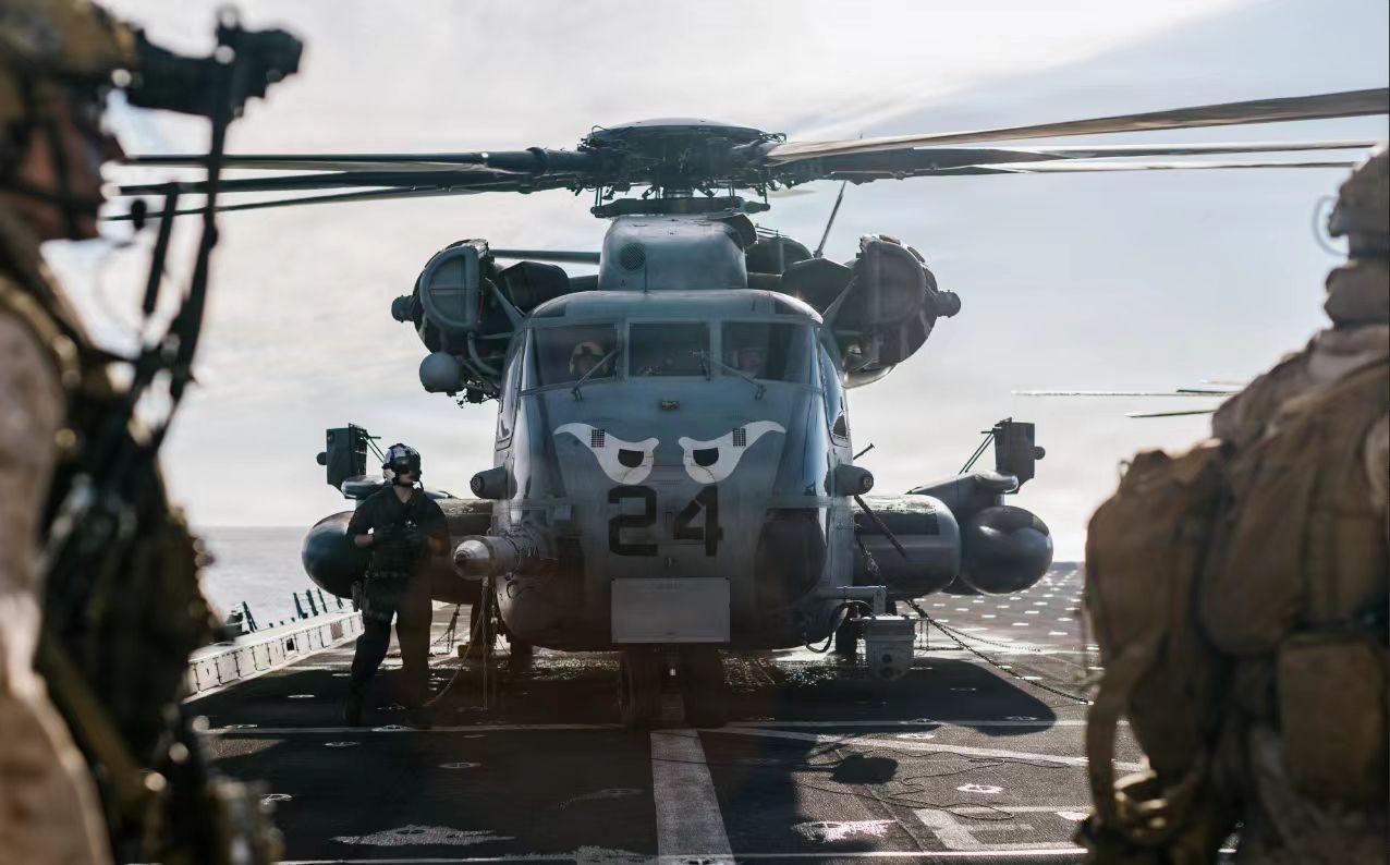 真杀招根本不在战场！伊朗和美国互相封锁海峡，结果最大的赢家，看起来是美国。