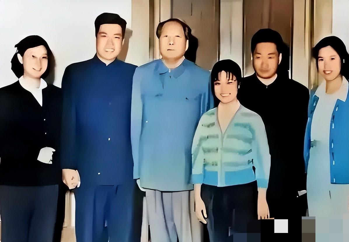 1962年，刘思齐和新婚丈夫杨茂之，去看望毛主席，难得一见，无比珍贵，都是真人的