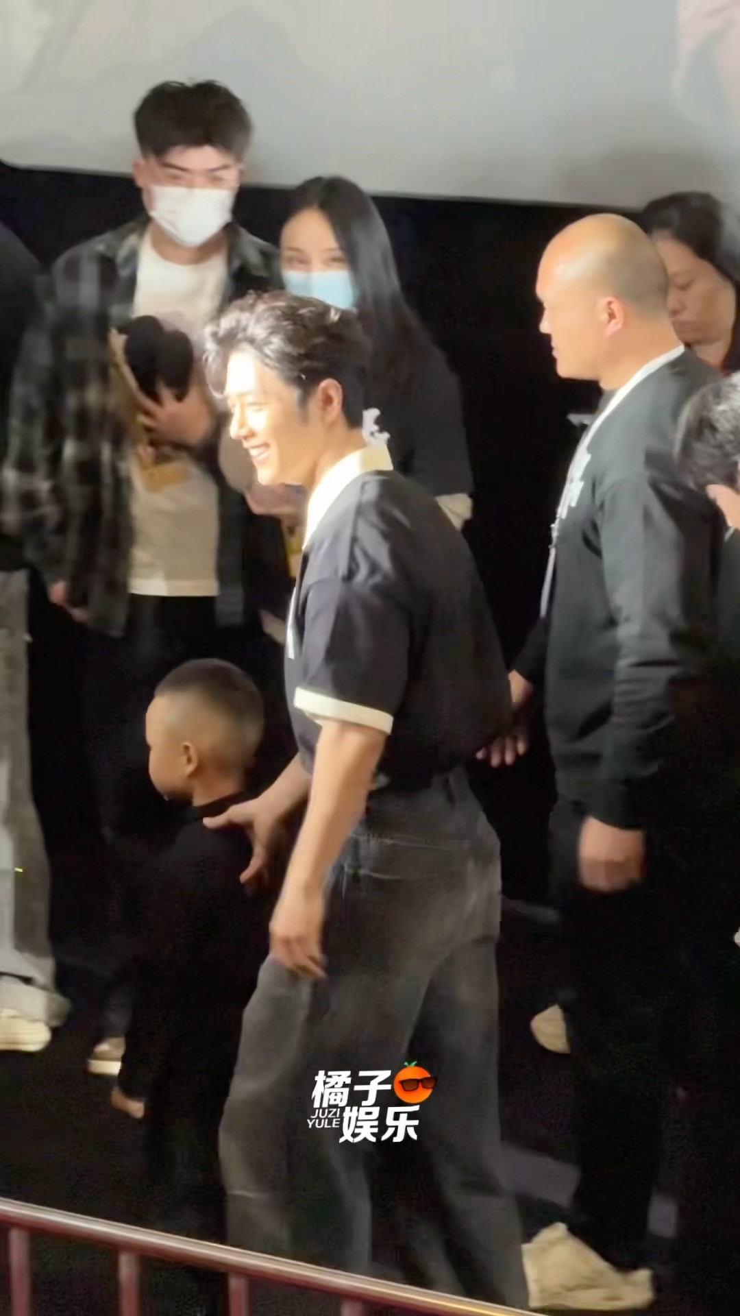 “肖战你好棒！”哈哈哈哈哈哈哈肖战被那么大一声喊话逗笑了！肖战被粉丝喊你好棒逗笑