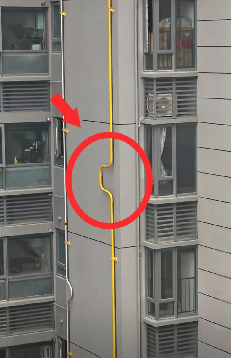 对面这栋楼32层，天然气管道从底楼外墙到顶楼，为啥中间20楼这个位置的管道变弯了