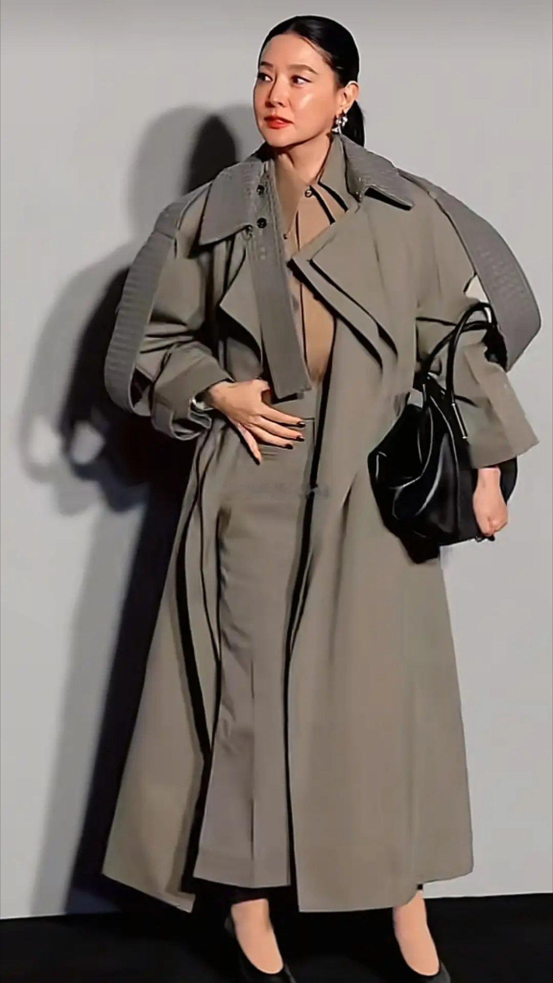 54岁的李英爱现身活动，造型惊艳众人。她以自然黑发扎成马尾，清爽减龄，尽显温婉气