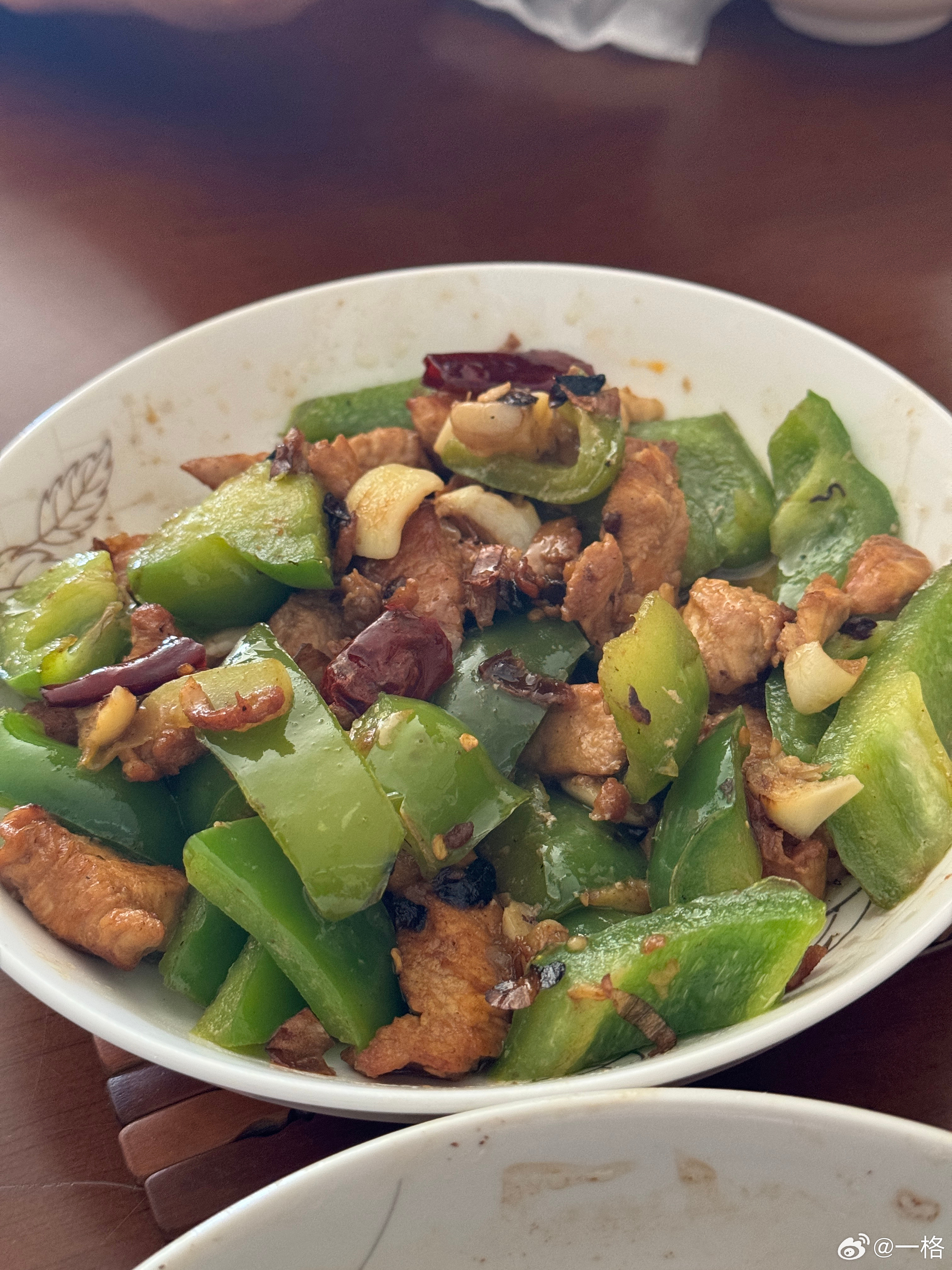 今天小林麻麻做的鸡胸肉很好吃，肉腌的很入味，吃起来又很嫩，但是我跟小林都不敢直接