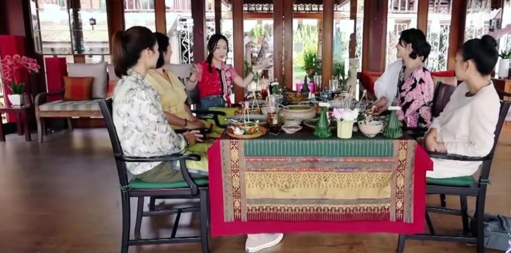 霍思燕一喝醉就喜欢在家里的客厅里游泳，她说：“就一蹬腿，感觉每一下都比每一下游得