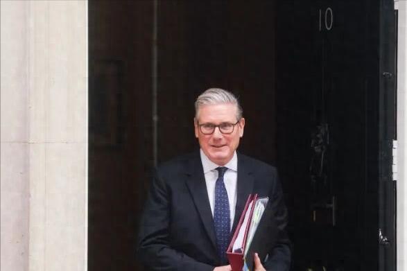 英国首相斯塔默，一个曾以史上最大议会多数赢得大选的人，如今被自己的党逼到墙角，据