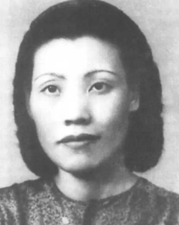 1981年茅盾去世，治丧委员会给76岁的老妇人送了一份请帖。没想到，老妇人