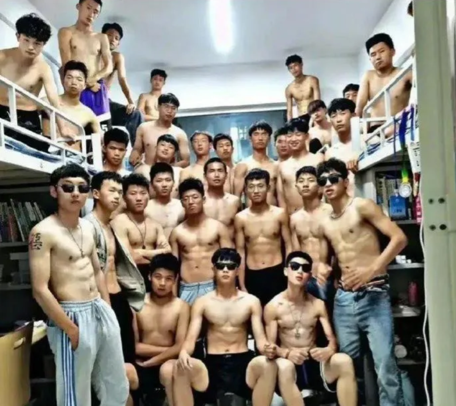 这两个宿舍人打起来，哪边的胜算更大一些？