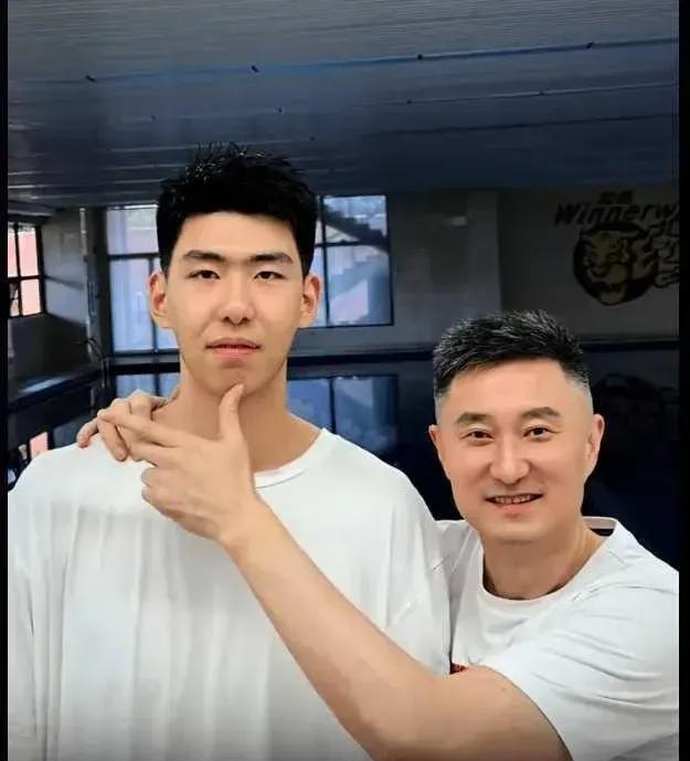 徐昕顶了杜锋！这是为啥呀？广东全运队练兵，和国家队似的，专找国外的球队开干。
