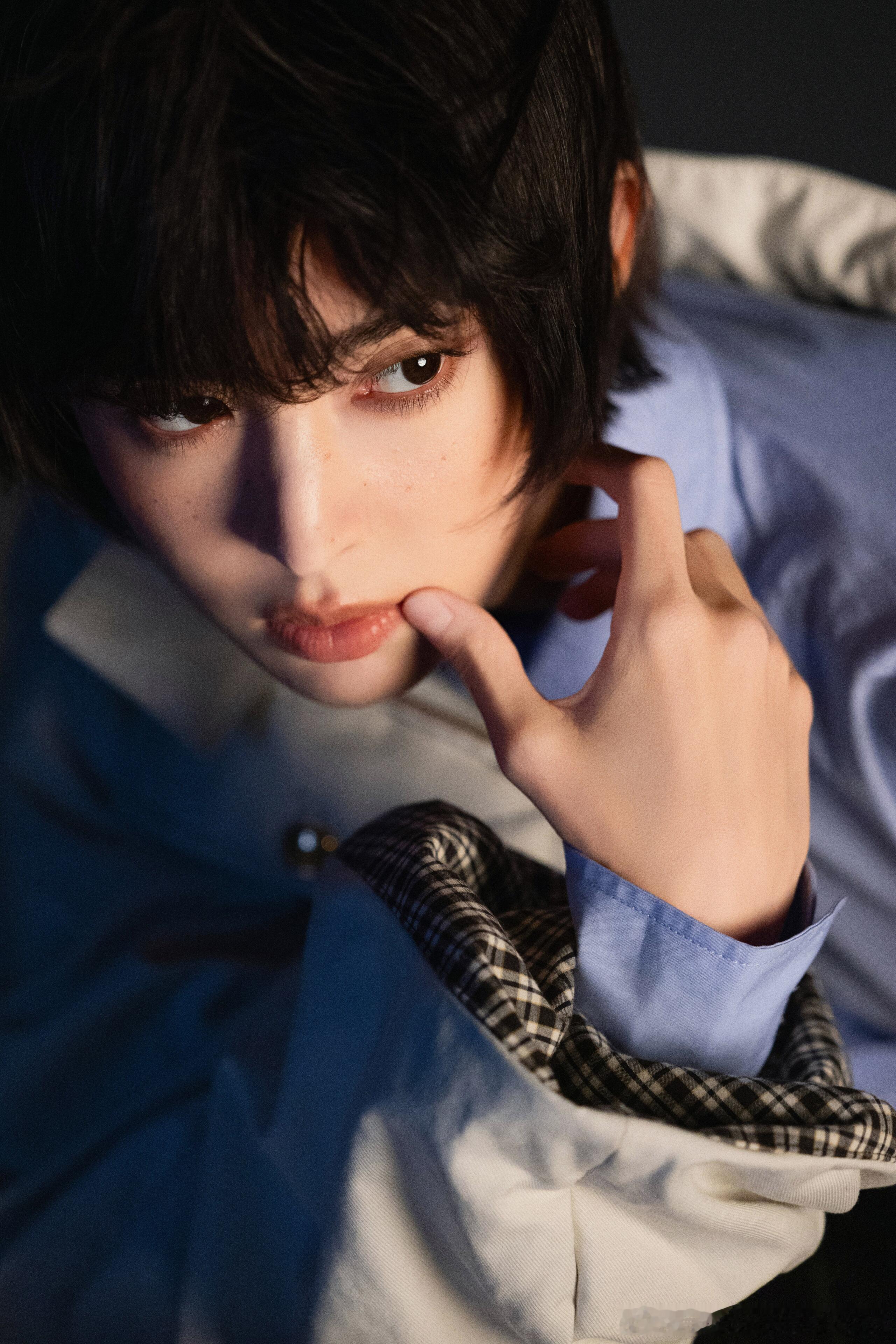娜扎怼脸的美貌冲击力太强了怼脸镜头就是颜值试金石，娜扎近距离特写五官线条干净利落