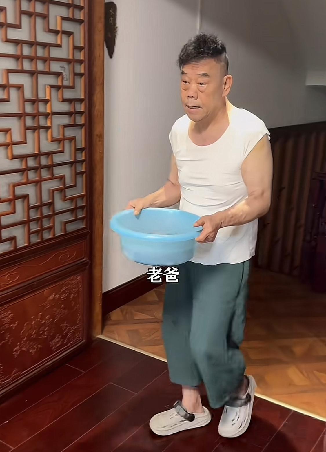 杨少华去世第4天的时候，五儿子杨议开直播澄清父亲不是热去世的，而是年纪到了。他