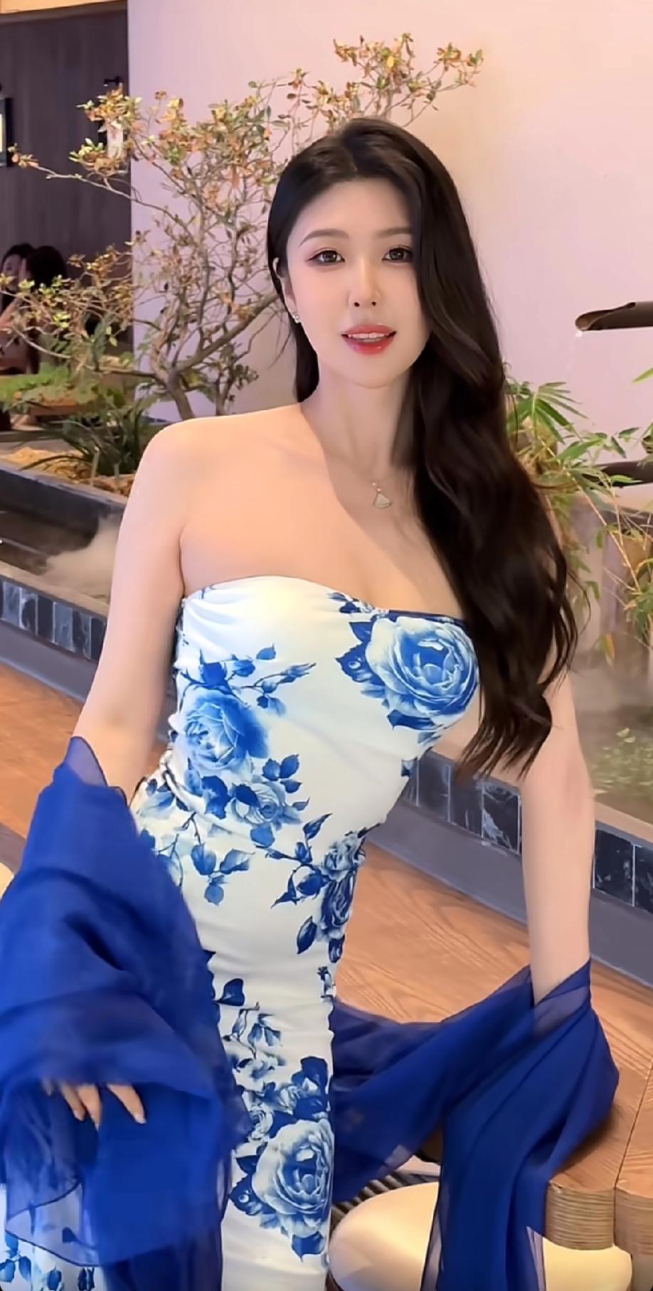 车模弦子很美很优雅，气质迷人车模美女一个女人的外貌重要吗