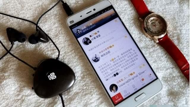 手机音质摆烂8年，谁偷走了我们的好声音？如今聊手机，满屏都是摄像头卷到一英寸、