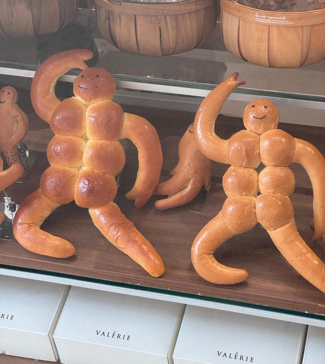 最近网上很火的肌肉人面包，终于还是让我找到了。其实有点像用面团捏成的肌肉小人