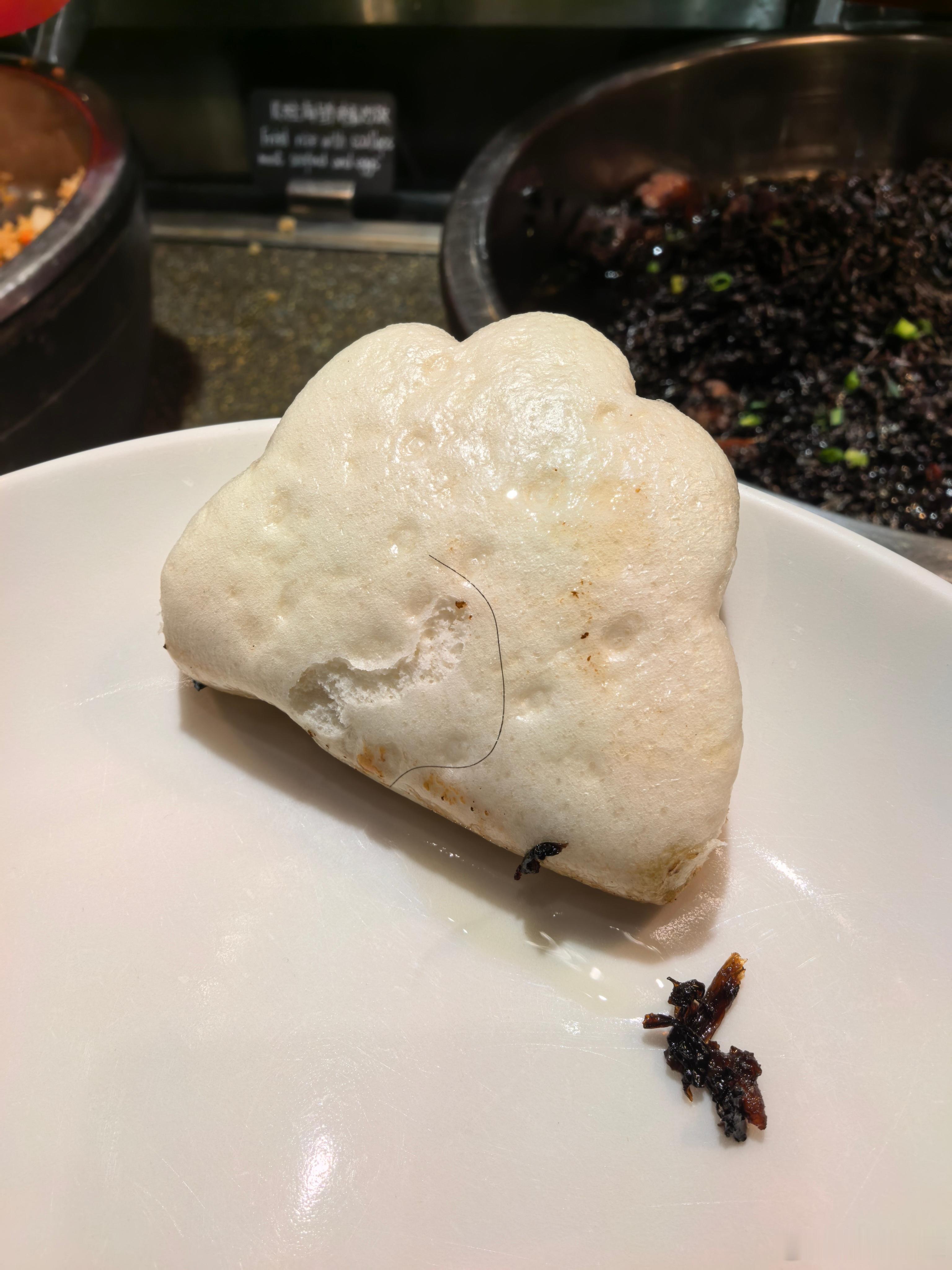 五星级酒店自助餐吃出的毛发？我不确认是不是，但是是弯的​​