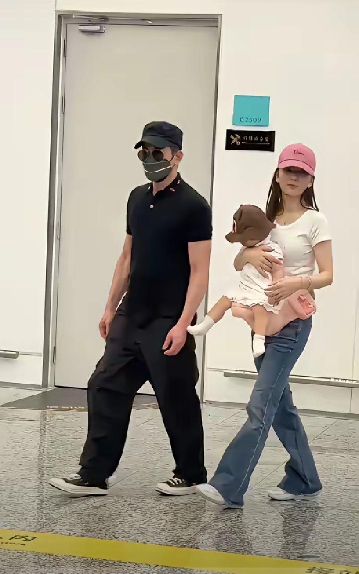 不管在任何时候郭富城都放不下他的偶像包袱吗？他和娇妻方媛一起外出时，孩子居然让方