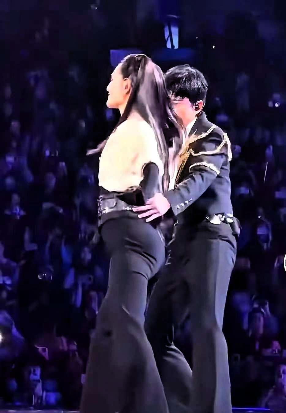 别再拿产后妈妈的小腹说事了！这根本不是不自律的证明，而是女性孕育新生命后，身体留