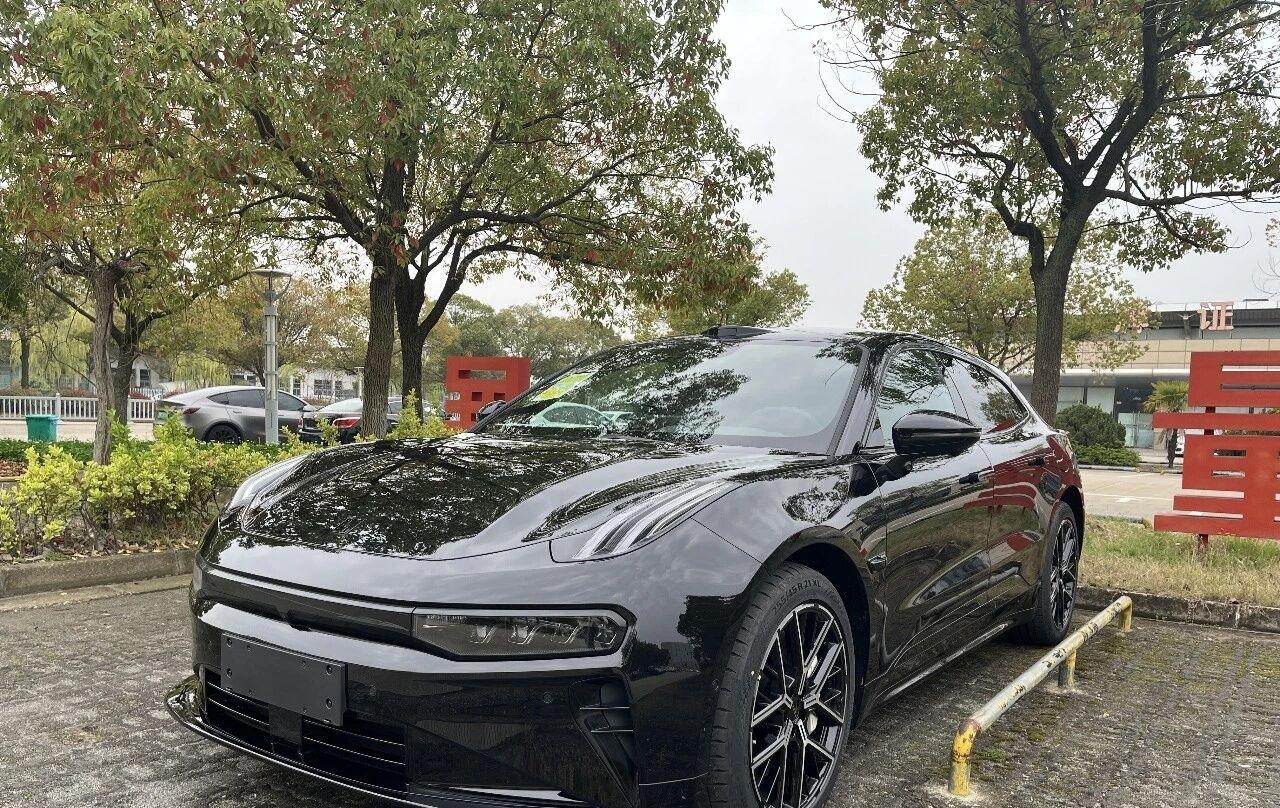 26款极氪001外观采用经典猎装轿跑造型车身线条流畅低趴尺寸4977mm