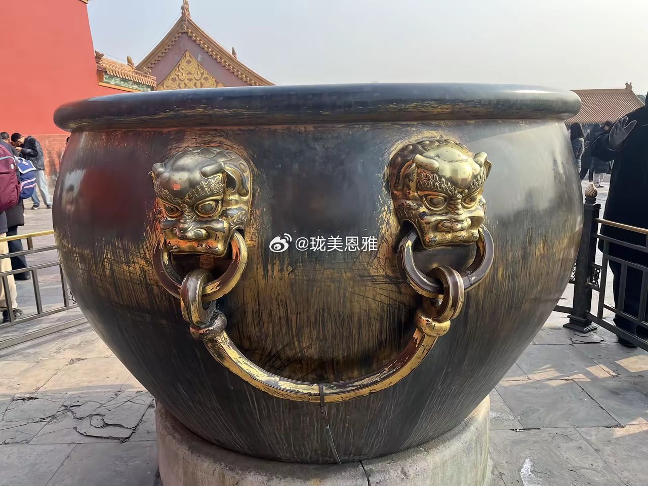 这就是八国联军侵华的铁证，故宫用于盛水的大缸表面是镀金的，都用刺刀给刮的满目疮伤