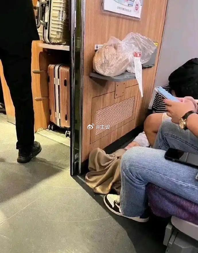 高铁上遇到的一幕，这是啥情况呀？？