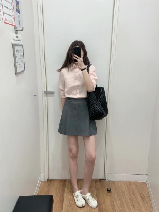 优衣库清冷粉色衬衫！小灰裙好miu～