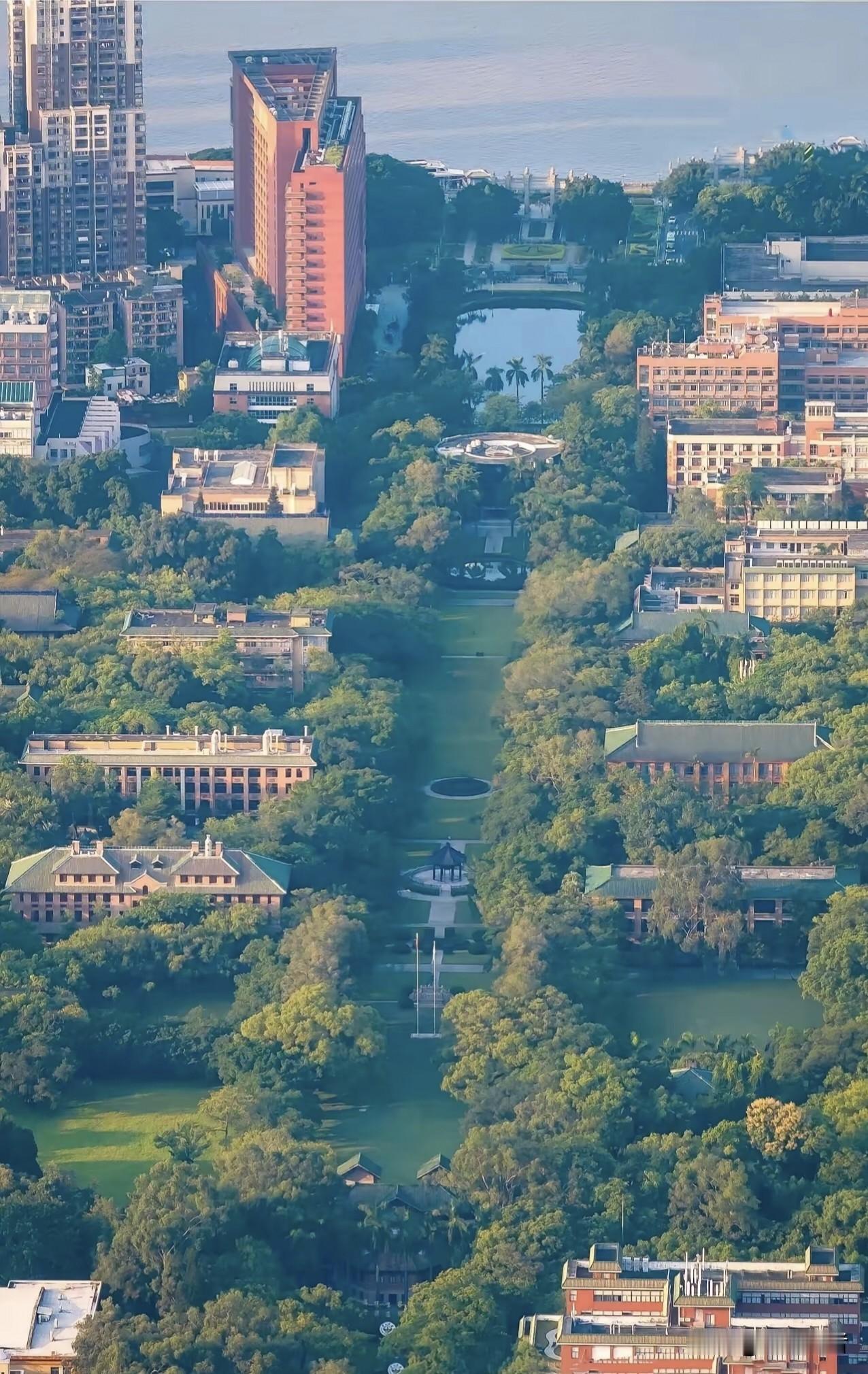 中山大学是我国数千高校中唯一像欧美大学的高校！太美了！你也可以晒一下自己的母校！