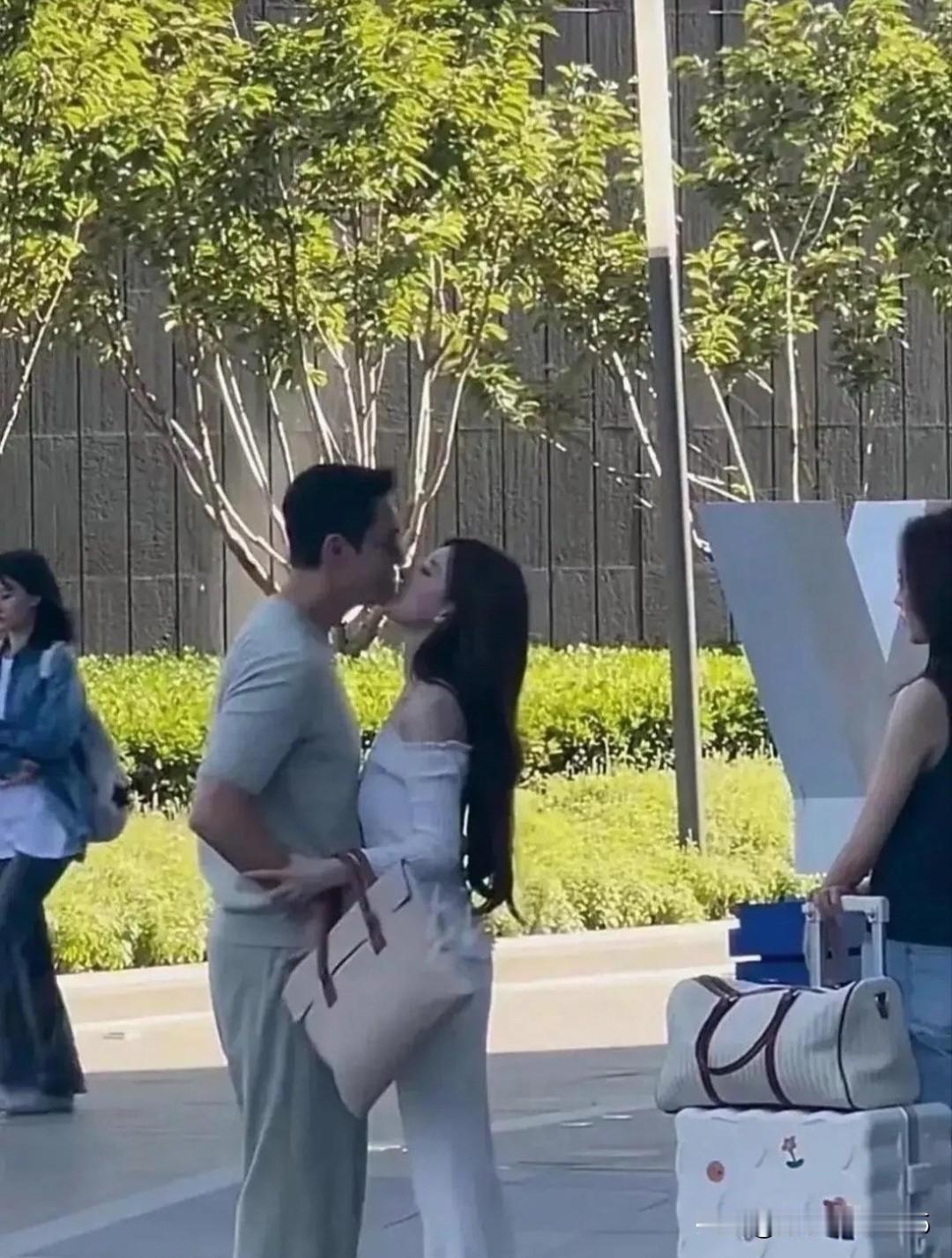 口口声声自诩：是为了所谓的艺术而“献身”！其实，太阳下面无新事儿，这年头谁还不