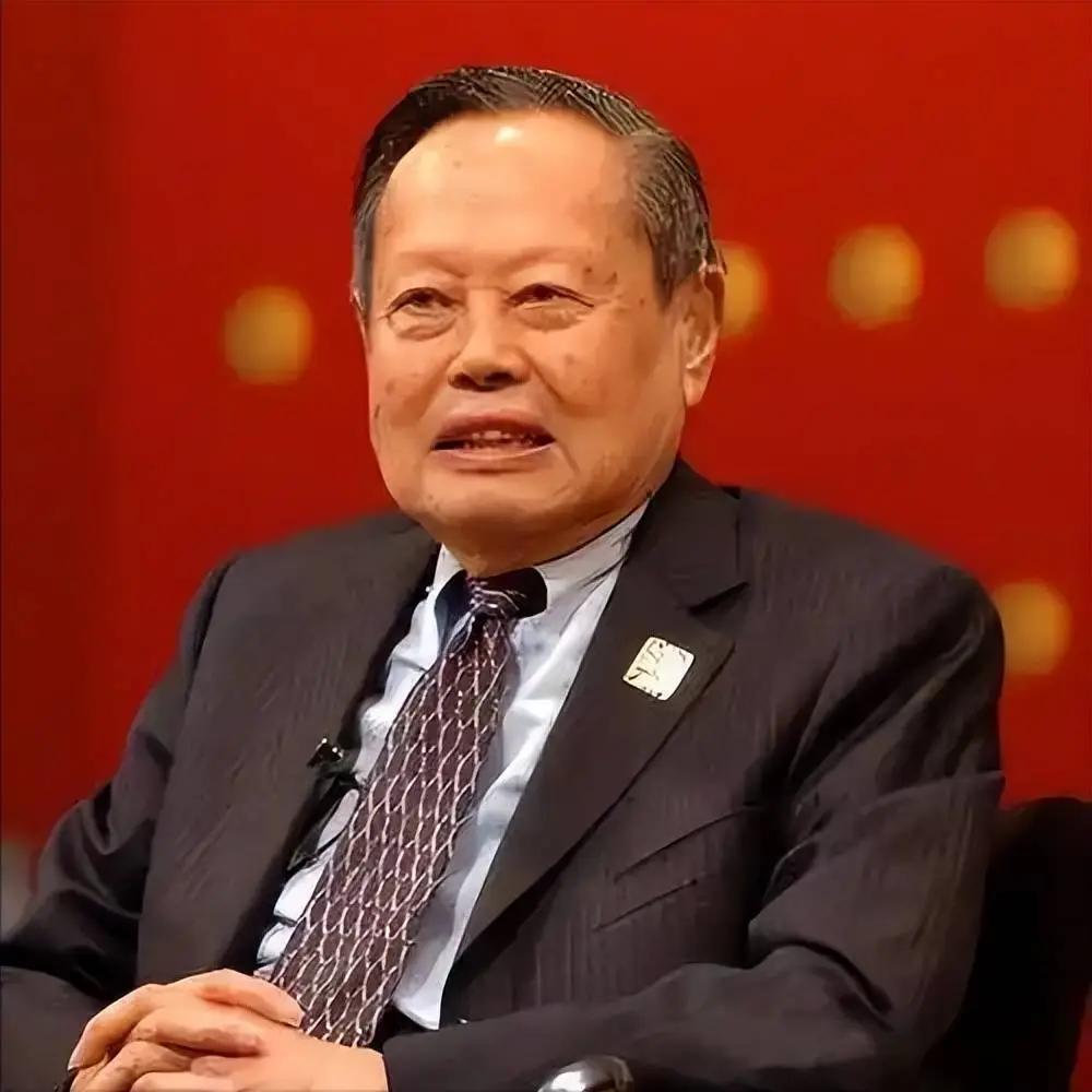 杨老的墓地选在八宝山，其实早有预兆。杨振宁要去八宝山这事，消息一出来，很多人