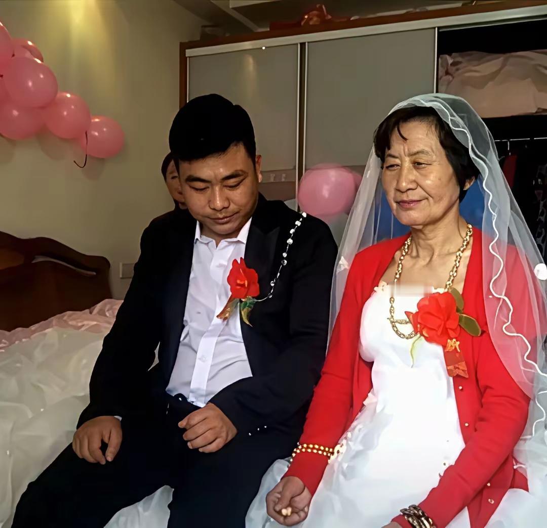 都说爱情不分年龄，真爱与年龄无关！话是这么说，但现实却不一定。比如图中的新娘