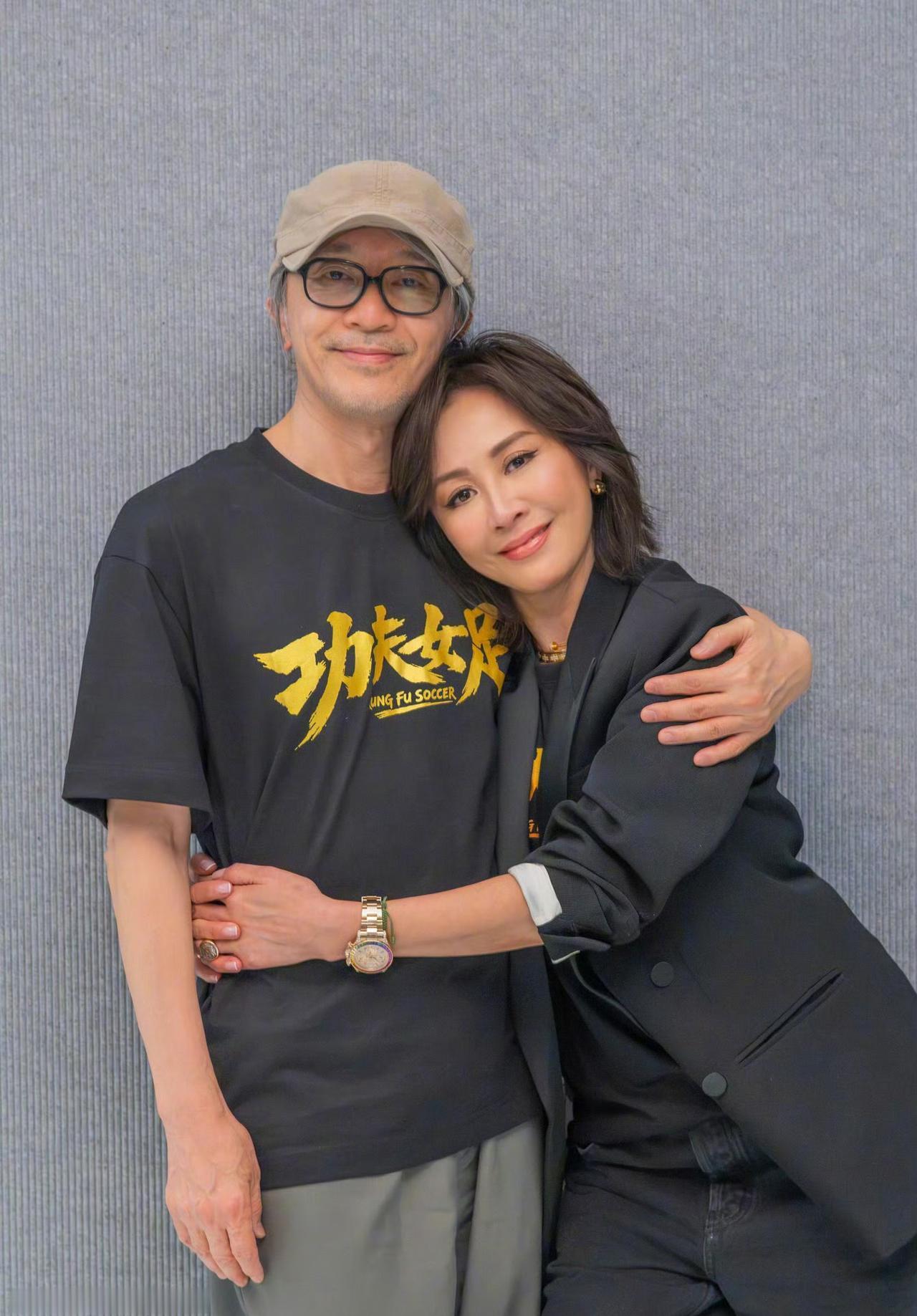 因为电影功夫女足周星驰与刘嘉玲合了个影照片中的他们这么亲密无间好像情侣一样