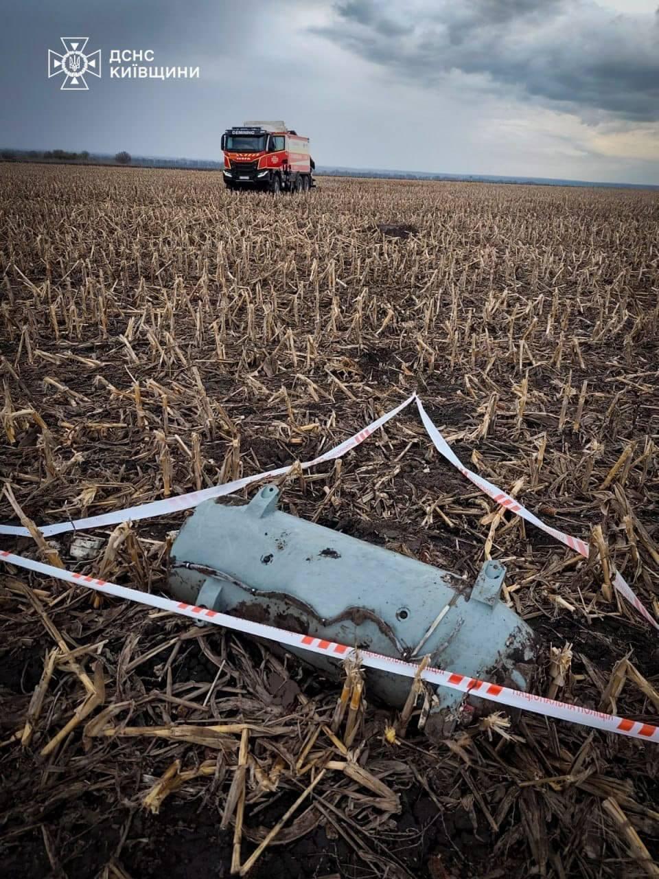 乌克兰国家紧急服务局(SES)在乌克兰乡村田野中从一枚俄罗斯Kh-101