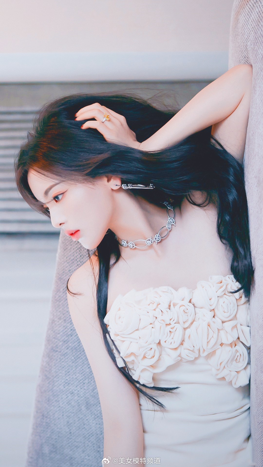 杨超越的一组甜酷写真