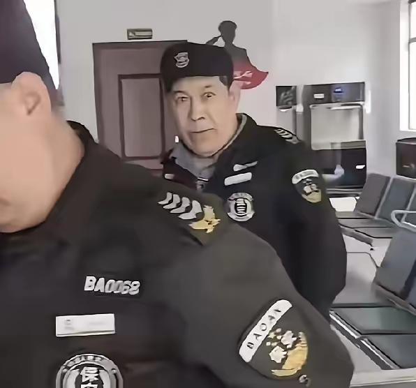 一句话救了一单位一句话救了一单位。残疾老兵借厕所被保安刁难，还抢手机。旁