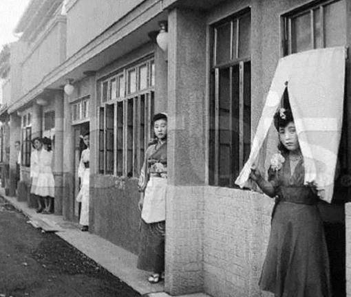 1942年，一个日本士兵在慰安所，正准备接受慰安妇的服务。当高山键太郎解开军