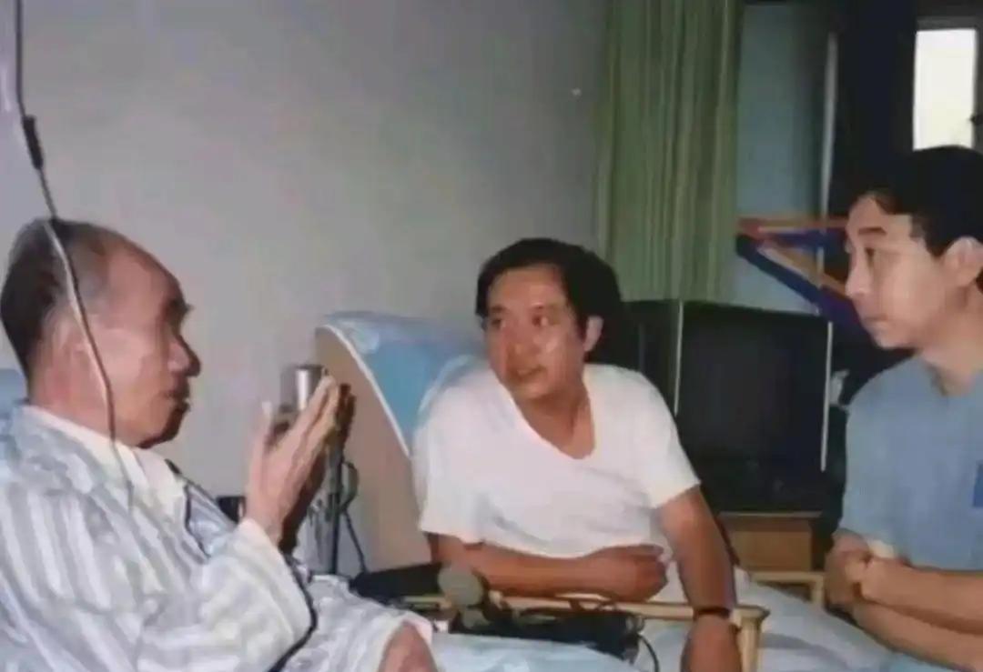 1992年，相声大师侯宝林病重期间，冯巩、牛群前往探望。照片中，75岁的侯宝林虽