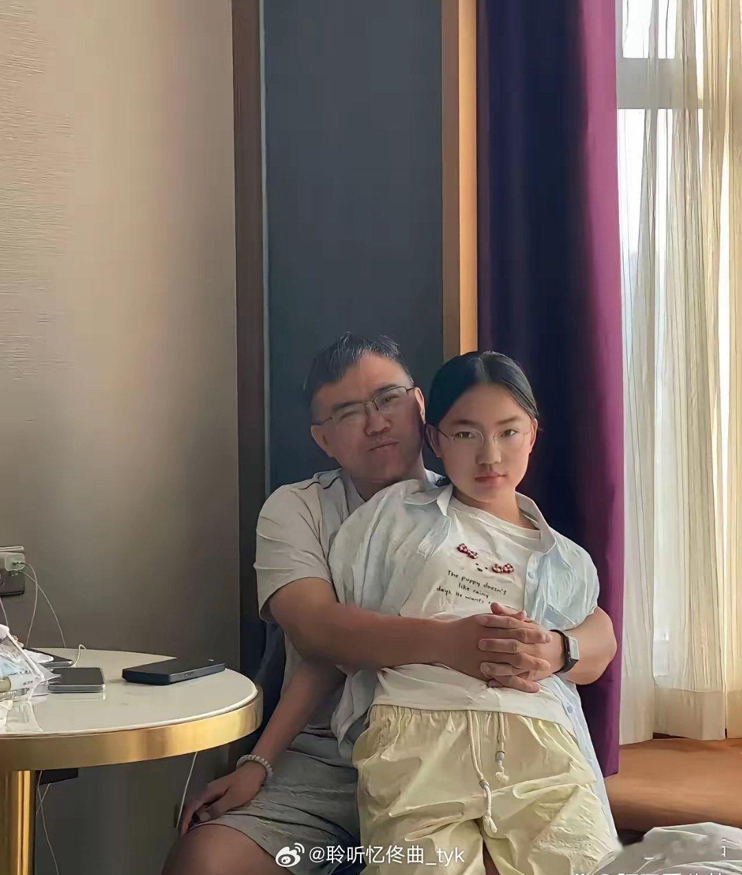 都说女大‎‎避父，我家这父女‏‏俩，这⁠‎﻿举﻿动⁠﻿是不是有点过了？