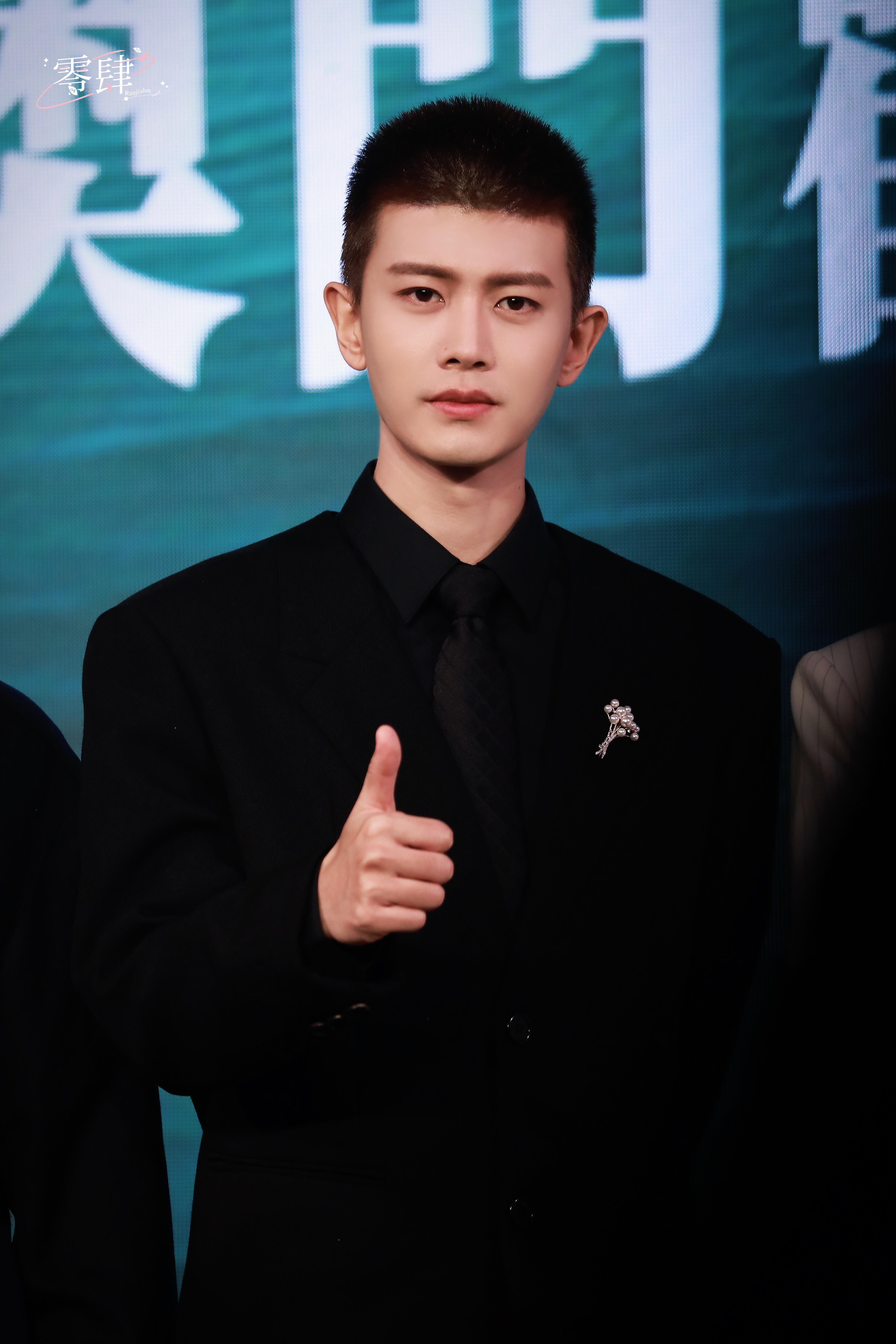 wok，恭喜任嘉伦《风与潮》爱奇艺何贤角色热度值破八亿，嘉人姐姐好棒啊，明天会不